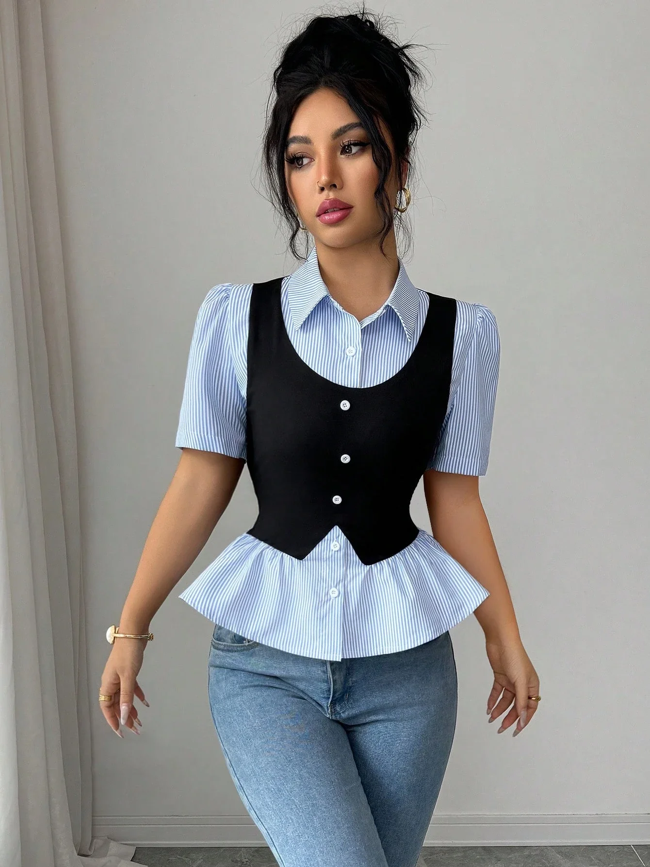 

Женская блузка сине-белая в полоску с пышными рукавами и черным жилетом