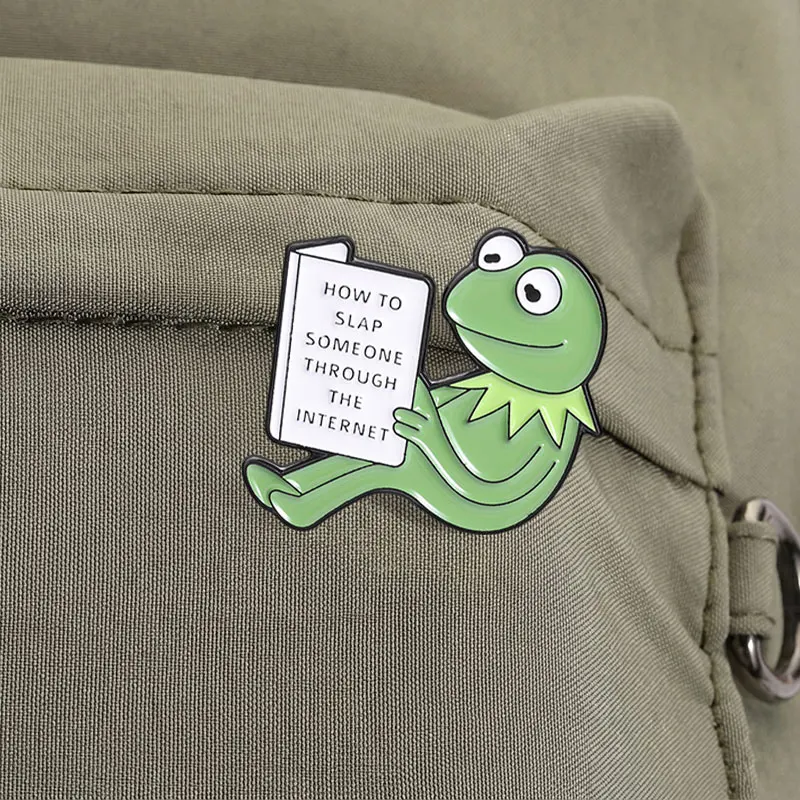 Wie man jemanden über das Internet anstoßt Emaille-Pin Cartoon Kermit Frosch Meme Buch-Lesende-Figur Brosche Taschen-Anstecknadel Schmuck Geschenke – Detail 8