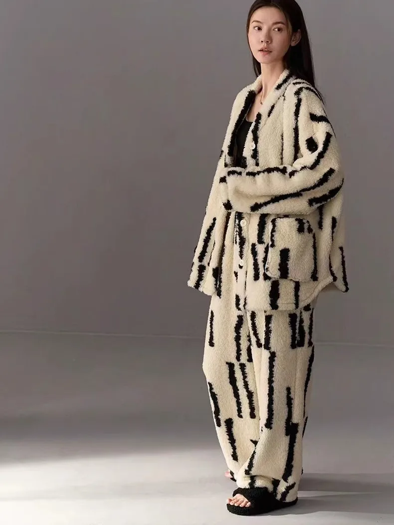 豪華なコーラルフリース寝間着女性の冬用厚手フランネルパッド入りホーム服-v-ネック長袖カジュアルスタイルホーム快適