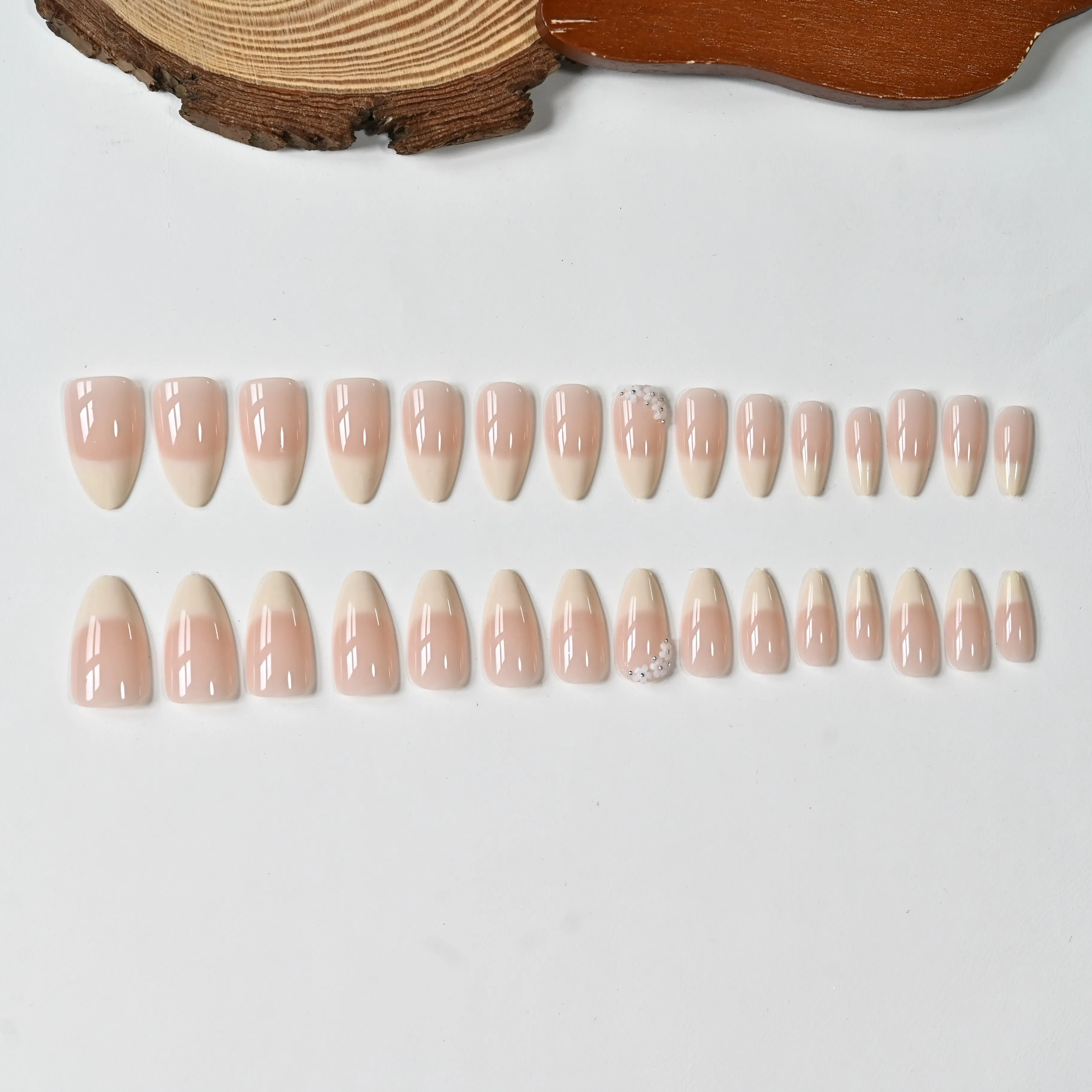 120 Stück glänzende braun-rosa-nude Ombre French Press-On Nägel, mittlere Größe, Mandelform, Perlen, Schleife, Blumen, künstliche Nägel, vollständige Abdeckung, D&3 – Detail 6
