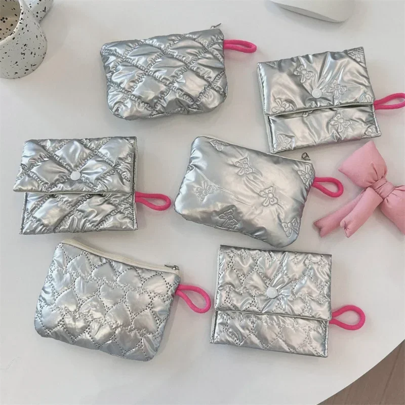 Urocza portmonetka na monety Mini kosmetyczka na klucze Szminka Słuchawki do przechowywania kabli Ins Silver Love Clutch Bag