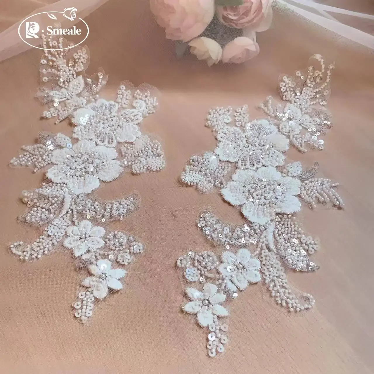 Neue Perlenstickerei mit glitzernden, glänzenden großen Blumen, Hochzeitskleid-Dekoration. DIY Nähzubehör, Spitzenaufkleber Spiegelblume
