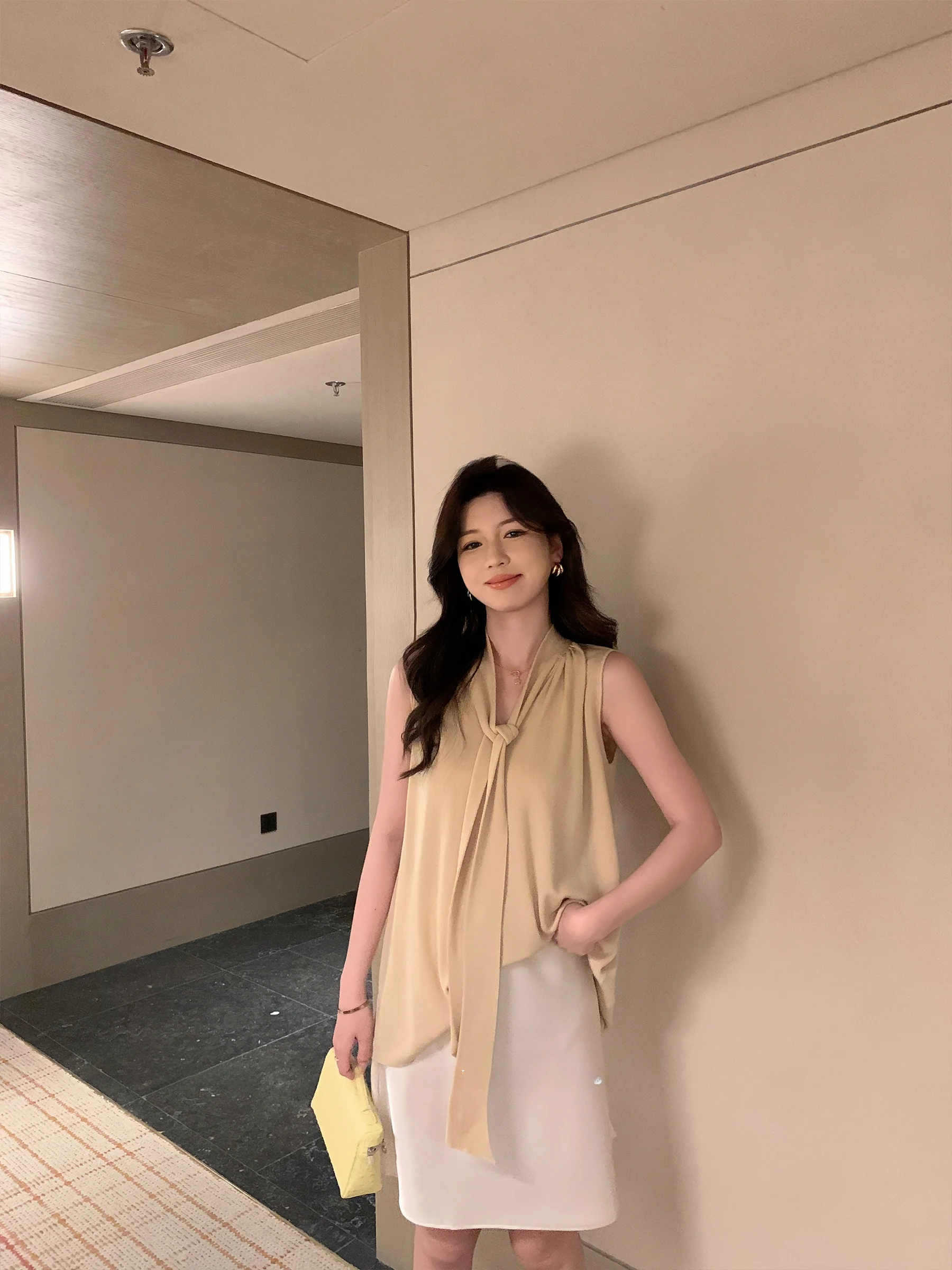 

Sam Seoi Silk Chiffon Sleeveless Knitted Top Women's Summer Design Elegant Draped Ice Silk V-neck Mid-length Casual Style