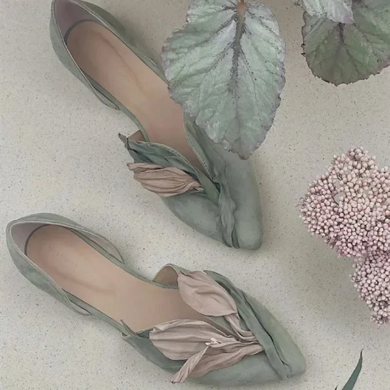 

Супер красивая женская обувь, новинка лета 2021, сандалии нишевого дизайна, эстетические туфли с острым носком и лепестками, туфли на плоской подошве ручной работы, милые