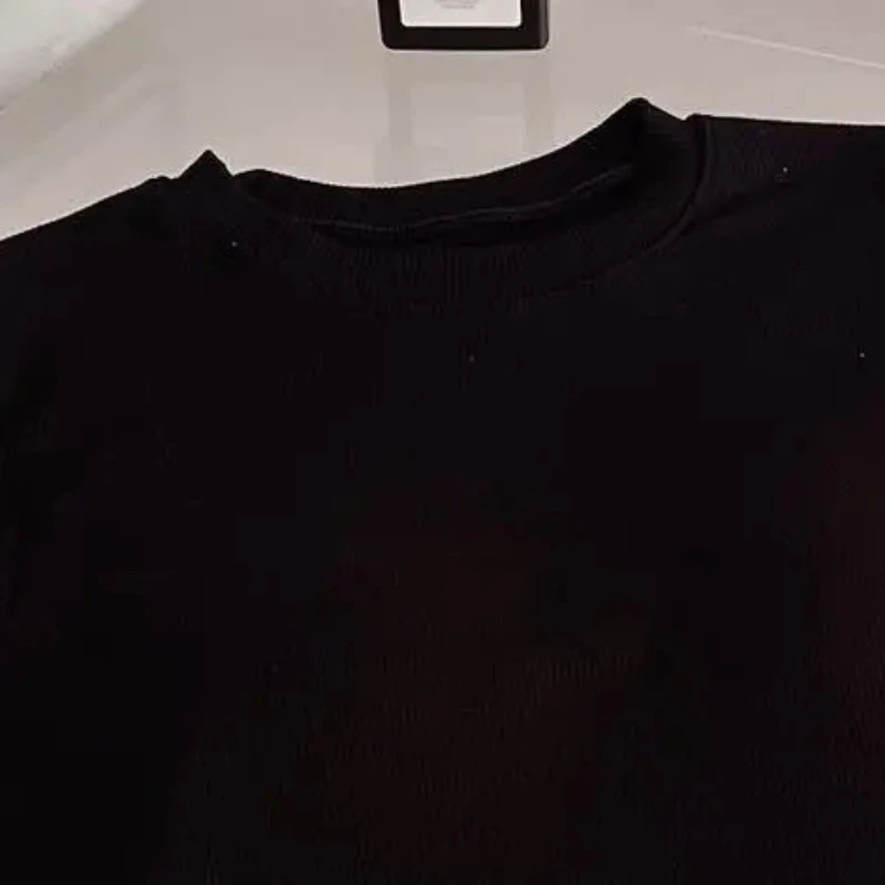 เสื้อยืดผู้ชายปี 2025 เสื้อยืดแขนยาวเรียบง่าย เสื้อยืดผู้ชายทรงเข้ารูป เสื้อซับในแบบเกราะ เสื้อยืดลำลองฤดูร้อน เสื้อชั้นในสีขาว