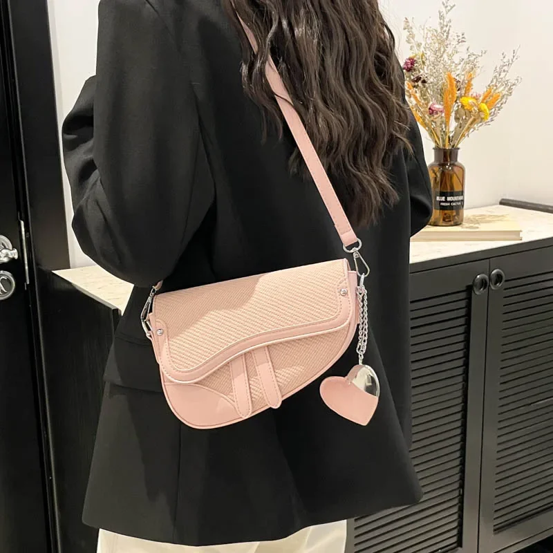 

2025 Trendy Women's Woven Saddle Crossbody Bag - Stylish Handheld Shoulder Bag for Casual & Formal Occasions