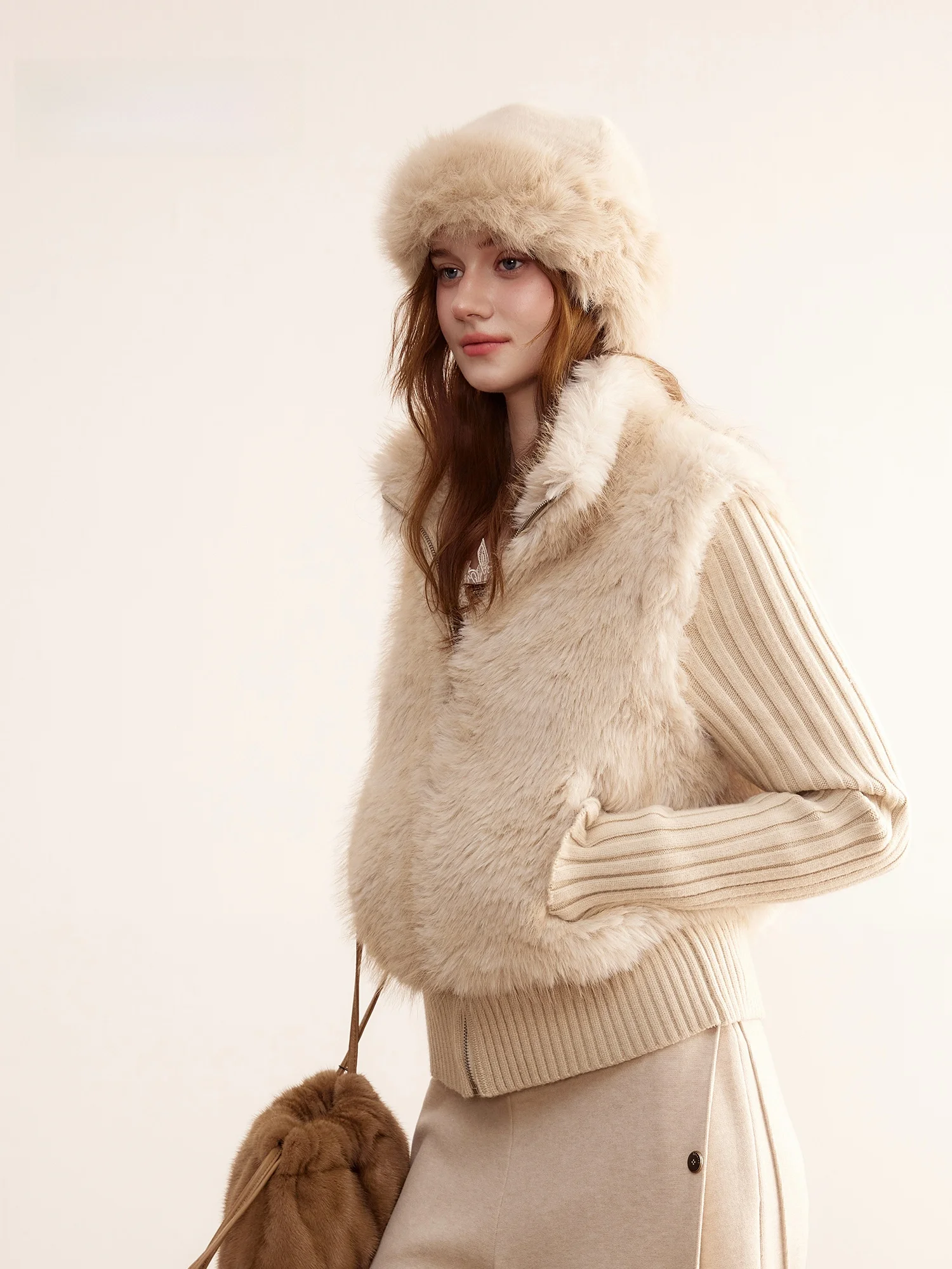 معطف نسائي من الجلد الصناعي الصديق للبيئة من سيندرايل، بتصميم عصري للتنقل اليومي، مع ياقة قائمة سميكة قابلة للفصل وتطريز فرو أنيق.