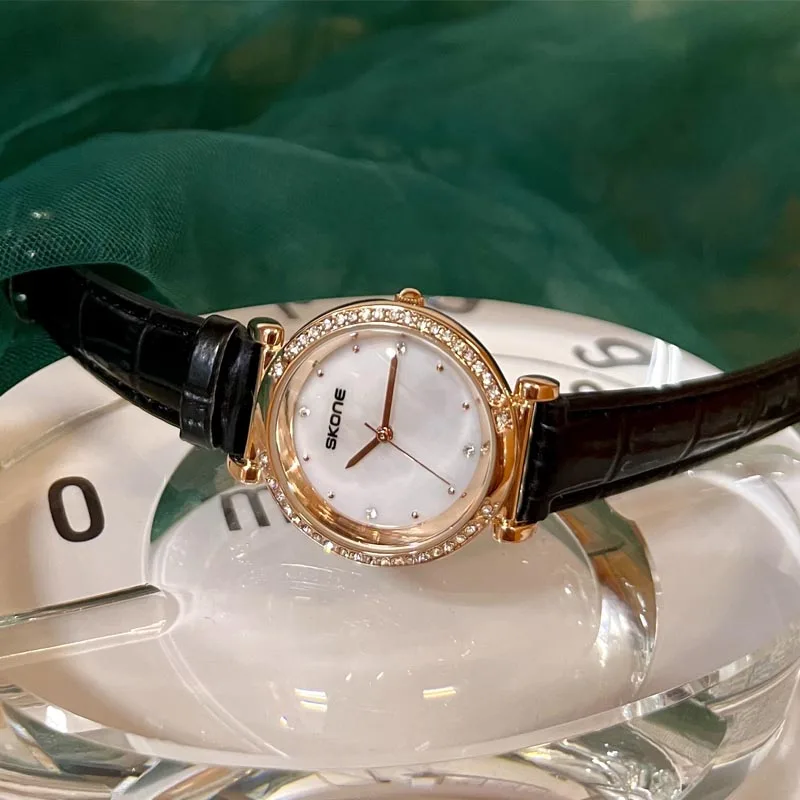 SKONE Reloj de pulsera con incrustaciones de diamantes especialmente de alta gama con temperamento simple y moderno, reloj retro de cuarzo para mujer