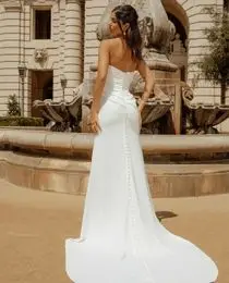 Aangepaste elegante lange ivoor crêpe geplooide avondjurken met split zeemeermin strapless sweep trein bruidjurk voor dames