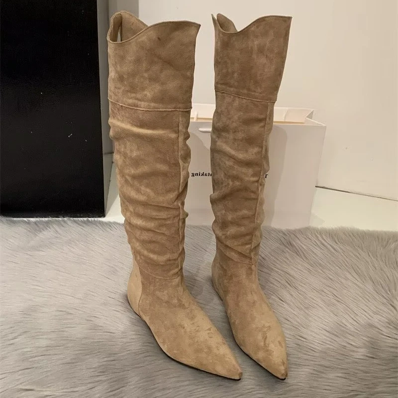 

Женские сапоги с острым носком на плоской подошве. Замшевые элегантные сапоги до колена. 2025 г. Роскошные прогулочные ботинки челси. Новые дизайнерские зимние сапоги для женщин.