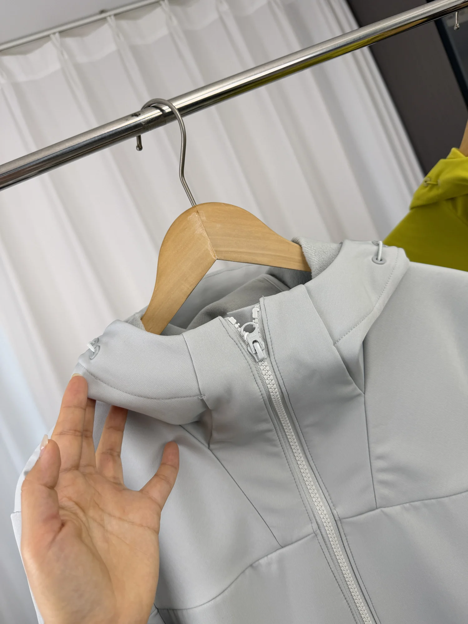 Outdoor Windproof Water-resistant Fleece Lined Men's Soft  Hooded Jacket Casual Long Sleeve Zipper Closure Coat