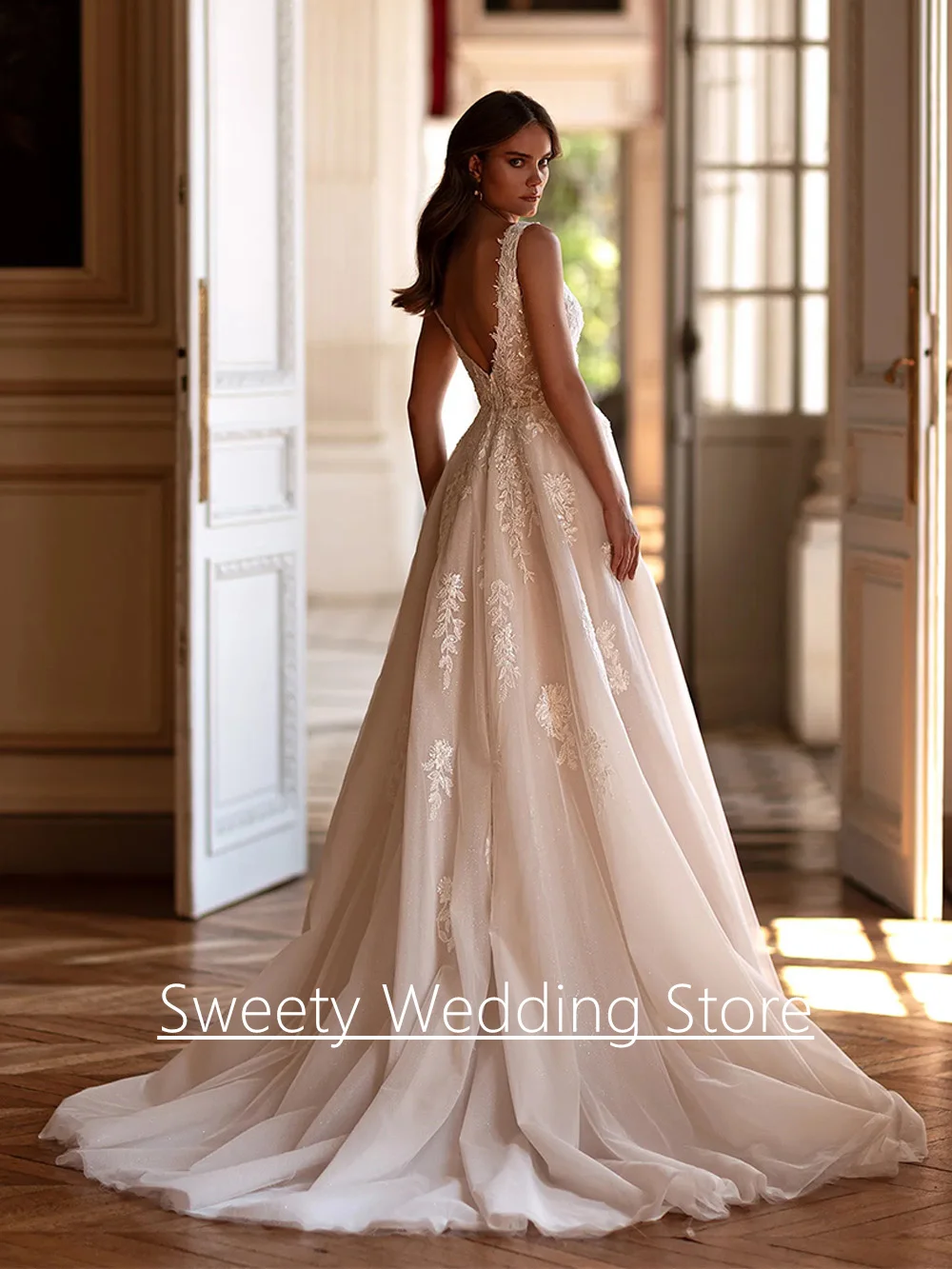 Champagnerfarbenes Hochzeitskleid für die Braut, maßgeschneidertes V-Ausschnitt, offener Rücken, funkelnde Applikation, Tüll, A-Linie, geteiltes Brautkleid, Sweep-Zug – Detail 4