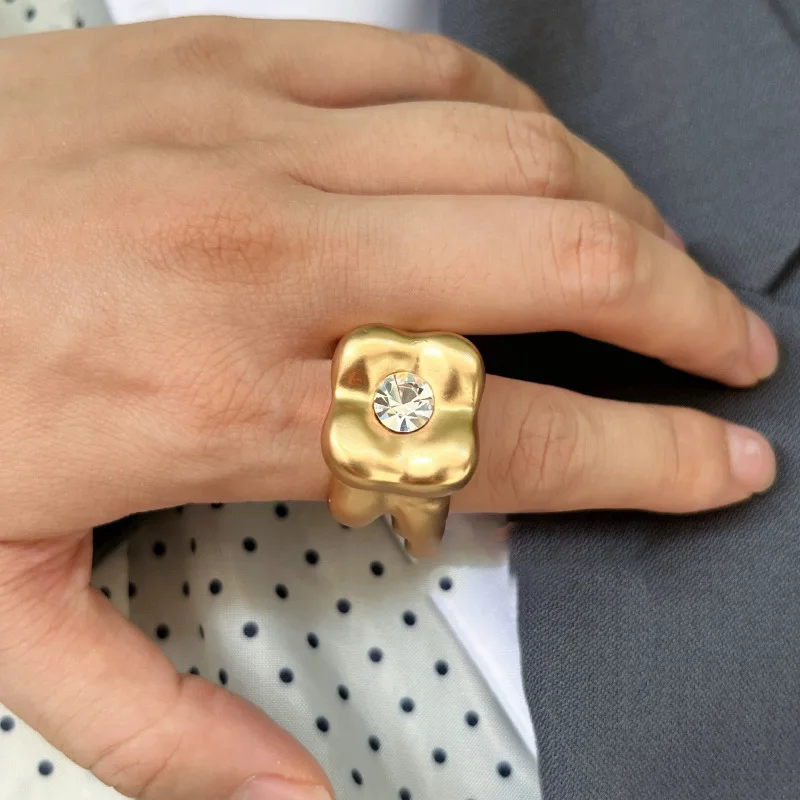 Niche European and American style, vintage, abstract, realistic gemstone tooth-shaped ring, vacation-style jewelry