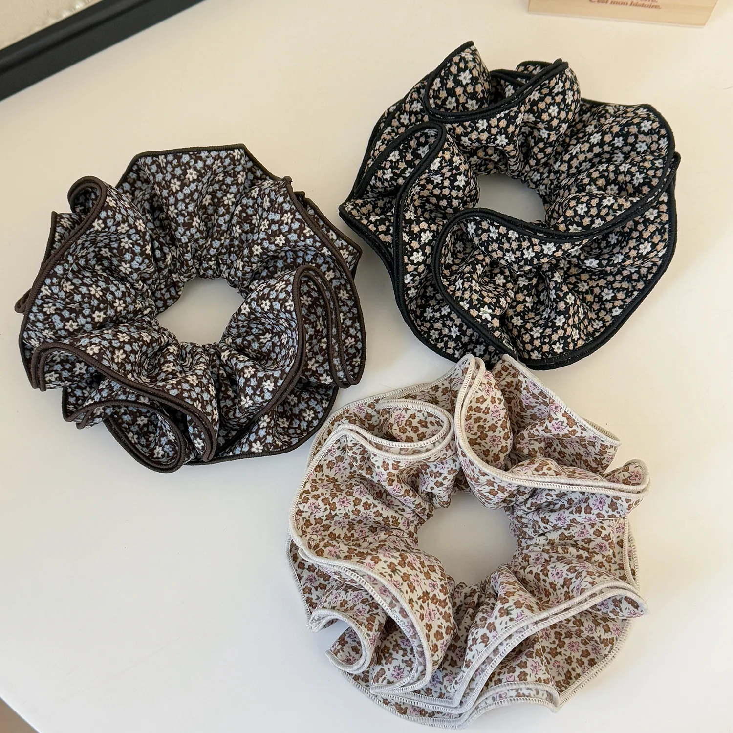 Hot Selling 4 Layer Flower Print Scrunchies Retro Farmhouse Hem Edge High Stretch Hair Ties for Women Low Bun Ponytail