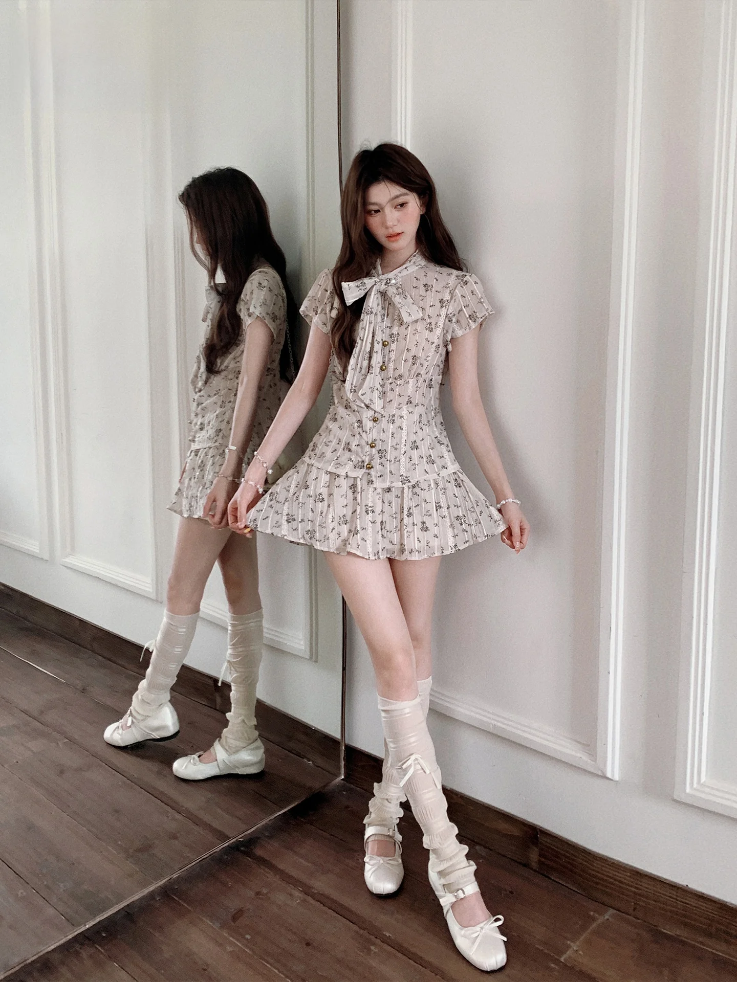 

Summer New Floral Embellished Knot Tied Waist Two-Piece Set Women's Chiffon Top Pleated Short Skirt Casual Style