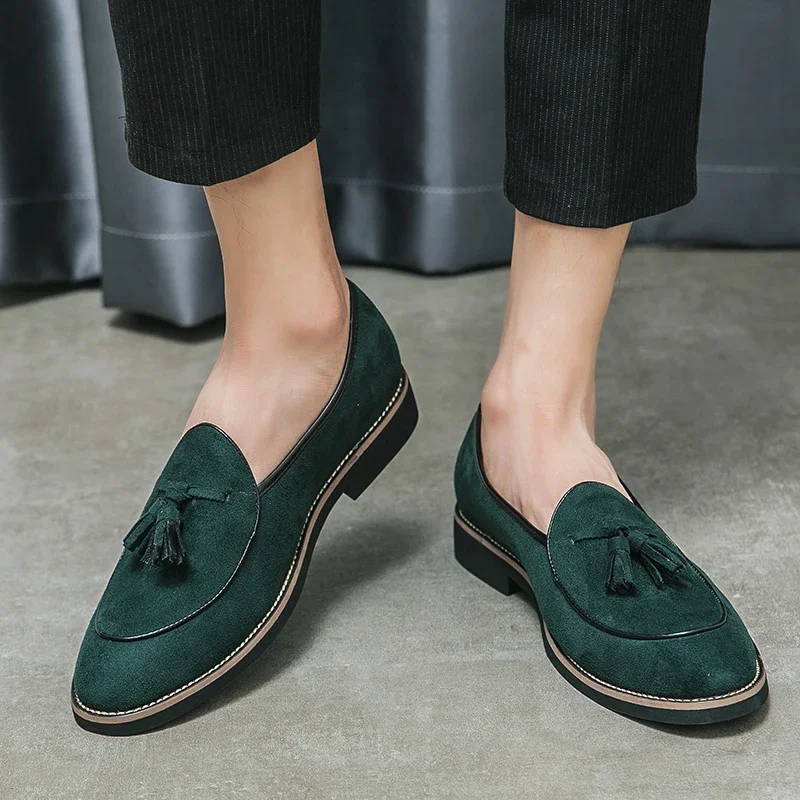 Italiaans luxe merk suède heren loafers met kwastjes instapper handgemaakte hoge kwaliteit nubuck lederen schoenen puntige neus dikke zool