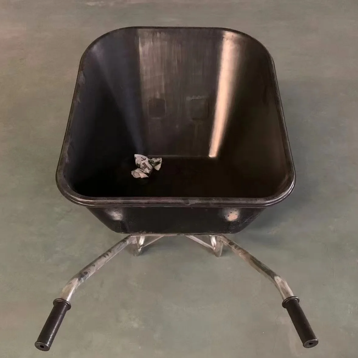 Iron 2-Wheel Flat Free Portable Garden Wheelbarrow for Farm Garden Construction Use