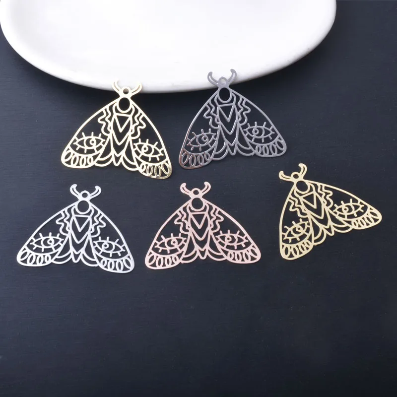 10 Stück Messing-Filigran-Anhänger mit hohlen, hellgoldenen Schmetterlingen und Schmetterlingsmotiven für Schmuck. – Detail 8