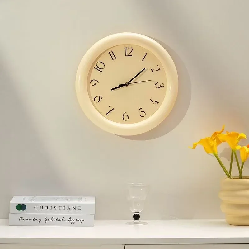 Cream-colored wall clock, high-value clock style, wall-mounted clock for living room and home use, silent. LN616