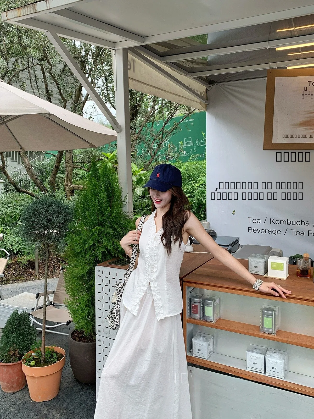 

Белый летний женский костюм-двойка 2025: топ и юбка в корейском стиле, с V-образным вырезом и пуговицами