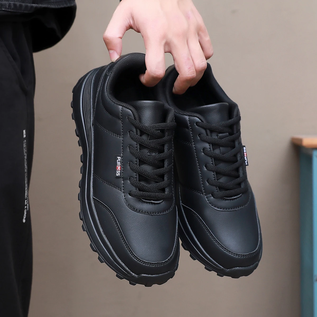 

Мужская спортивная уличная повседневная обувь. Удобная и легкая прогулочная обувь. Модная и простая мужская обувь. Черно-белые кроссовки.