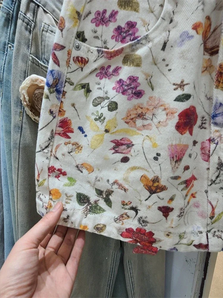 تنورة قصيرة من قماش الدنيم مطبوعة بالزهور البيضاء للنساء في الصيف من تنورة حلوة وعالية الخصر لتنحيف الخصر وتعانق الورك