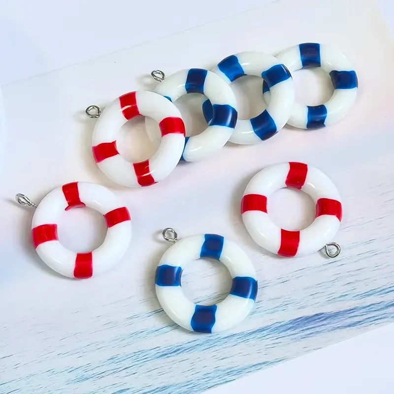 10 unidades de pequeños aros salvavidas en miniatura, hechos de resina, con diseños divertidos y adorables, ideales como colgantes para crear pendientes, llaveros y joyas artesanales.
