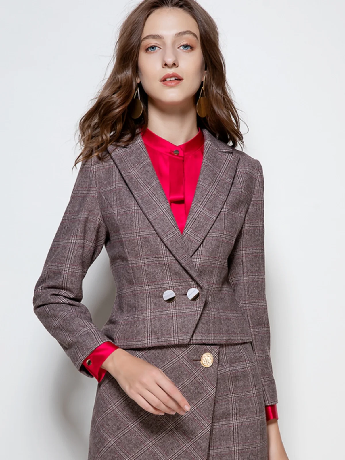 

Новый осенне-зимний шерстяной женский костюм в кофейную клетку, профессиональный, с двойными пуговицами, элегантное пальто для офиса, стильный и удобный.
