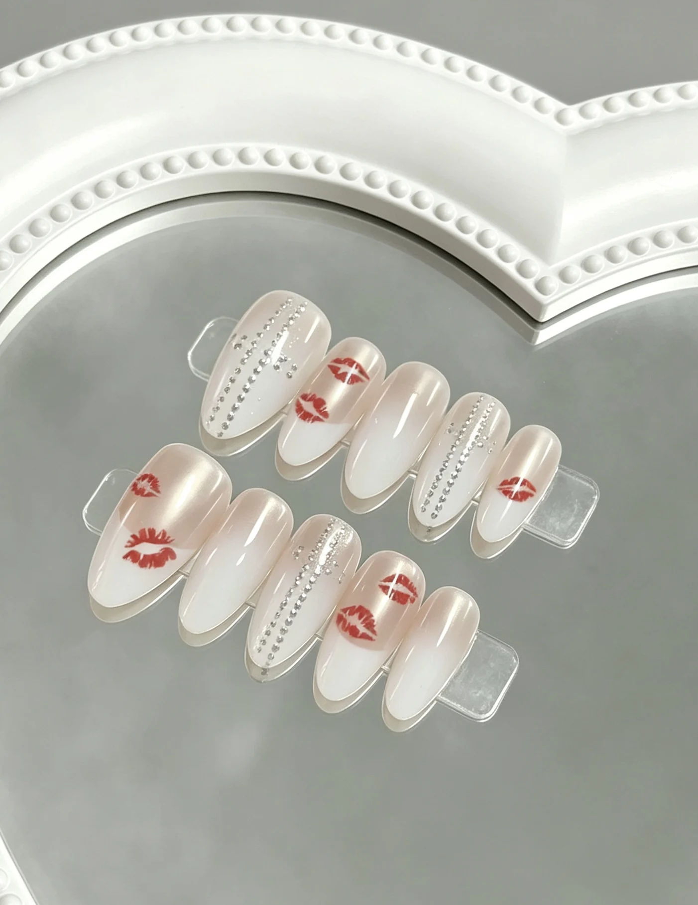 10-Piece Set of Spicy Red Lip Cat-Eye Almond Nails, Vibrant and Sparkling, with Fine Glitter When Raised, Simple yet Memorable