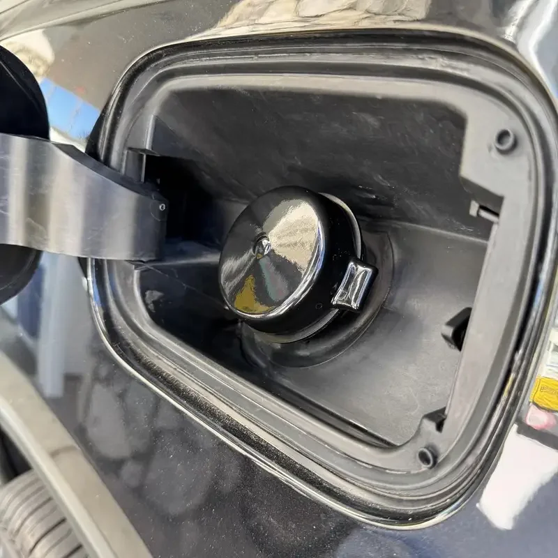 1 Stück 2,5-Zoll Tankdeckel Staubschutzabdeckung Schutzabdeckung mit Riemen Staubschutzdeckel für JEEP Dodge Ram Auto-Zubehör Großhandel – Detail 9