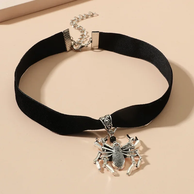 Vintage Gothic Spider Chokers Necklaces for Women Men Unisex Retro Punk Black Velvet Clavicle Collar Necklaces Fashion Jewelry