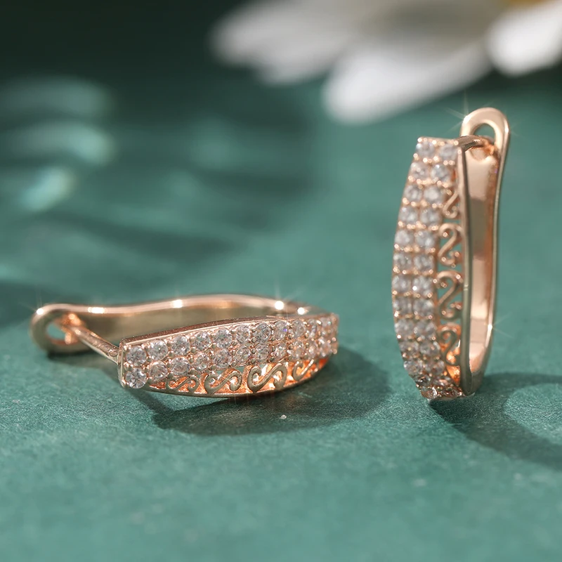 Elegante goldfarbene weiße CZ-Creolen für Damen, handgeschnitzte hohle Ohrringe aus Metall für Party und Alltag – Detail 4