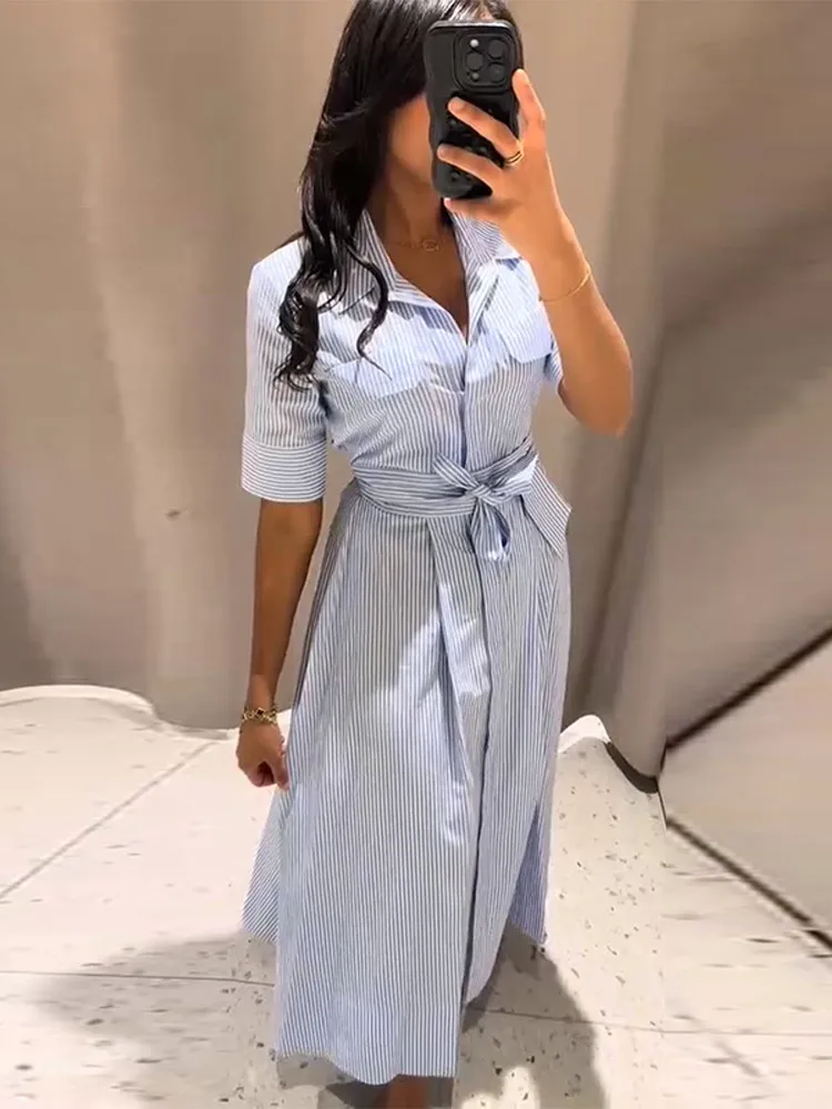 Elegantes Damen-Streifenkleid mit Schnürung, Umlegekragen, einreihig, blau, A-Linie, Sommer 2026, Urlaubskleid für Damen