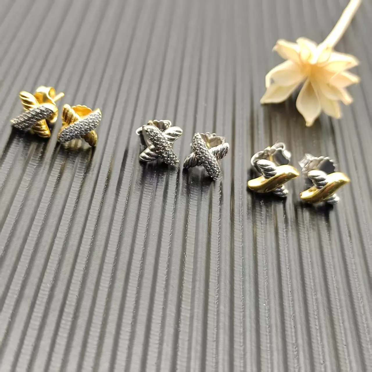 

High Quality Stylish 925 Silver Dy Stud Earrings For Everyday Wear