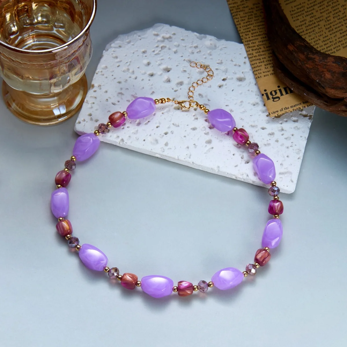 Französische Retro-Halskette mit sanften, farbenfrohen Kristallharzperlen für Damen und Herren, Hippie-Stil, unregelmäßige Perlen, Choker, Reiseschmuck – Detail 31
