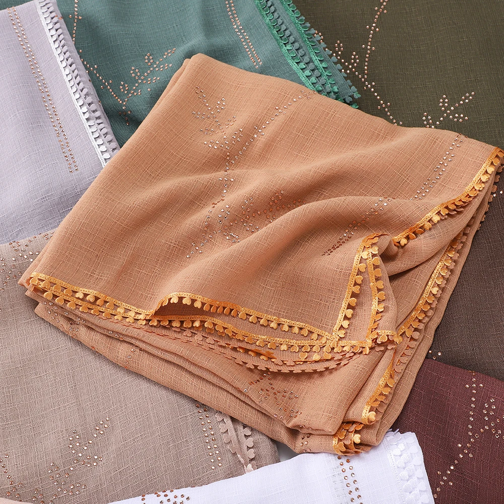 Strass-Besetzter Hijab aus Knitterbaumwolle mit Spitzen- und Quastenrand Muslimisches Damen-Kopftuch Eleganter Damenschal Islamisches Kopftuch – Detail 5