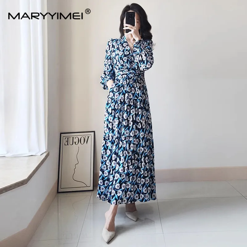 MARYYIMEI New Fashion Women's 2024 Spring New Blue And White Printed V-Neck Pleated High-Waisted A-Line Long-Sleeved Long Dress