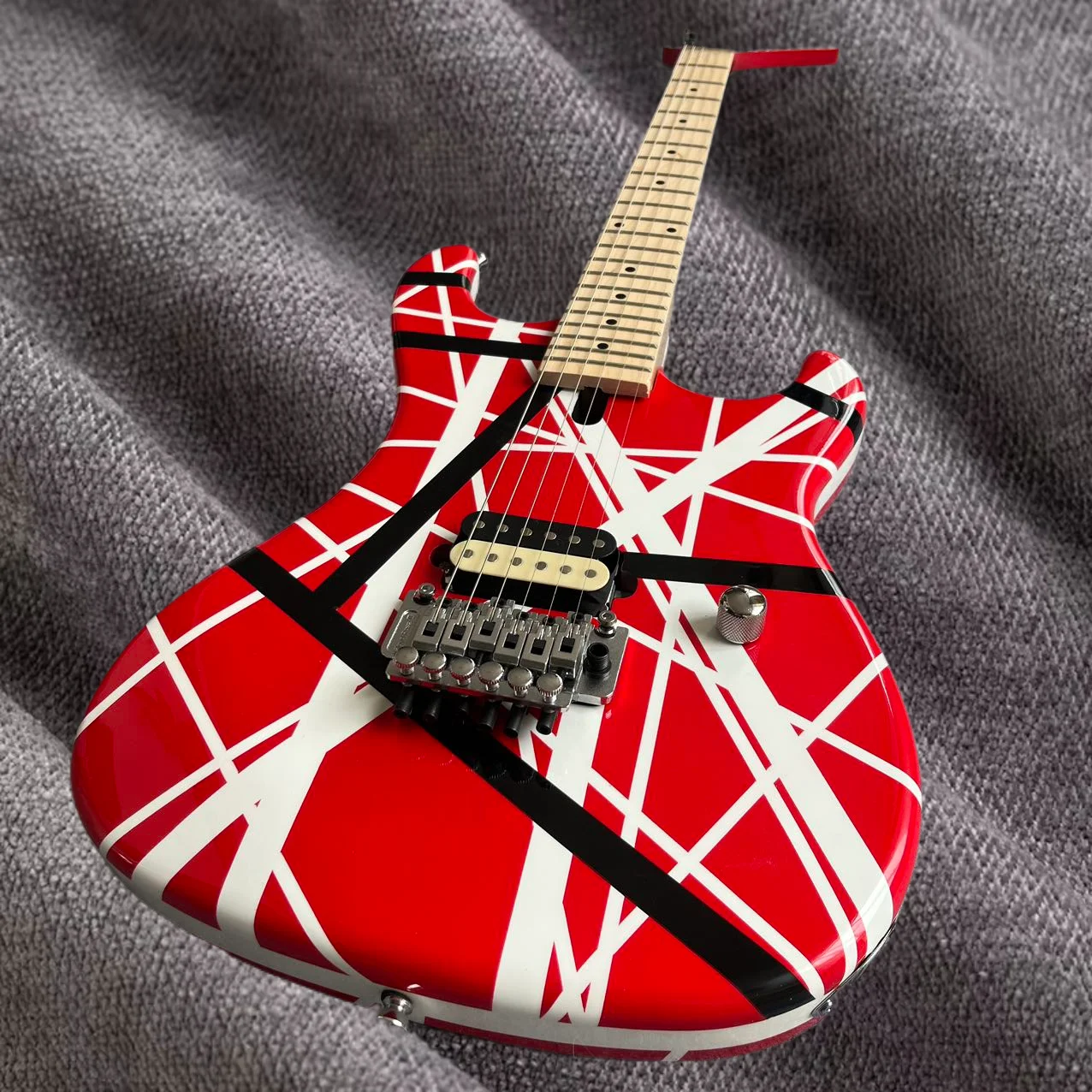 

Electric guitar, factory customized, maple neck, peach blossom heart body, lines, in stock, fast and free shipping