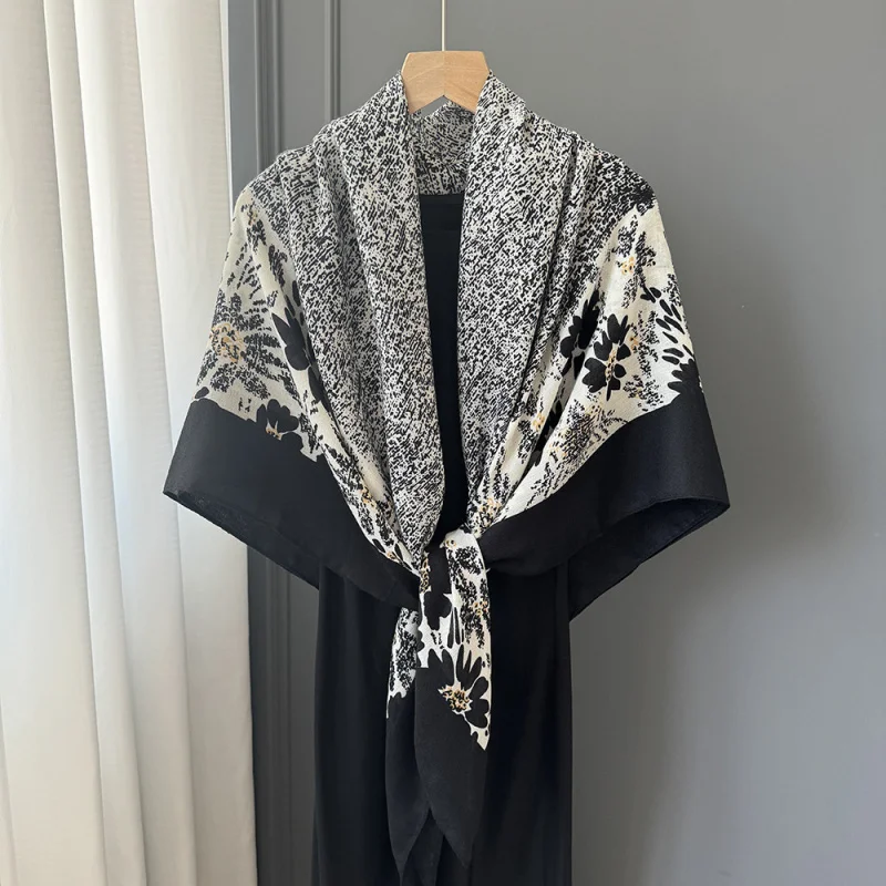 

Модный черно-золотой элегантный шарф с цветочным принтом 130x130 см. Новый элегантный женский шарф-шаль для весны и осени.