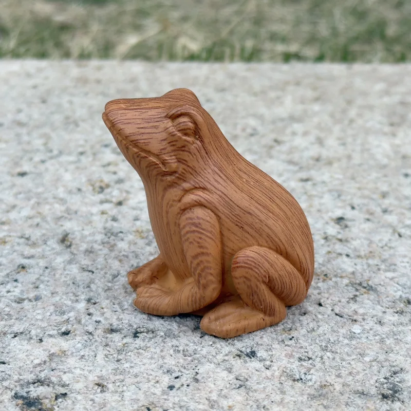 

Cute Wood Grain Frog Resin Statue Miniature Garden Decor Outdoor Lawn Yard Fairy Terrarium Animal Desk Sculpture Gift
