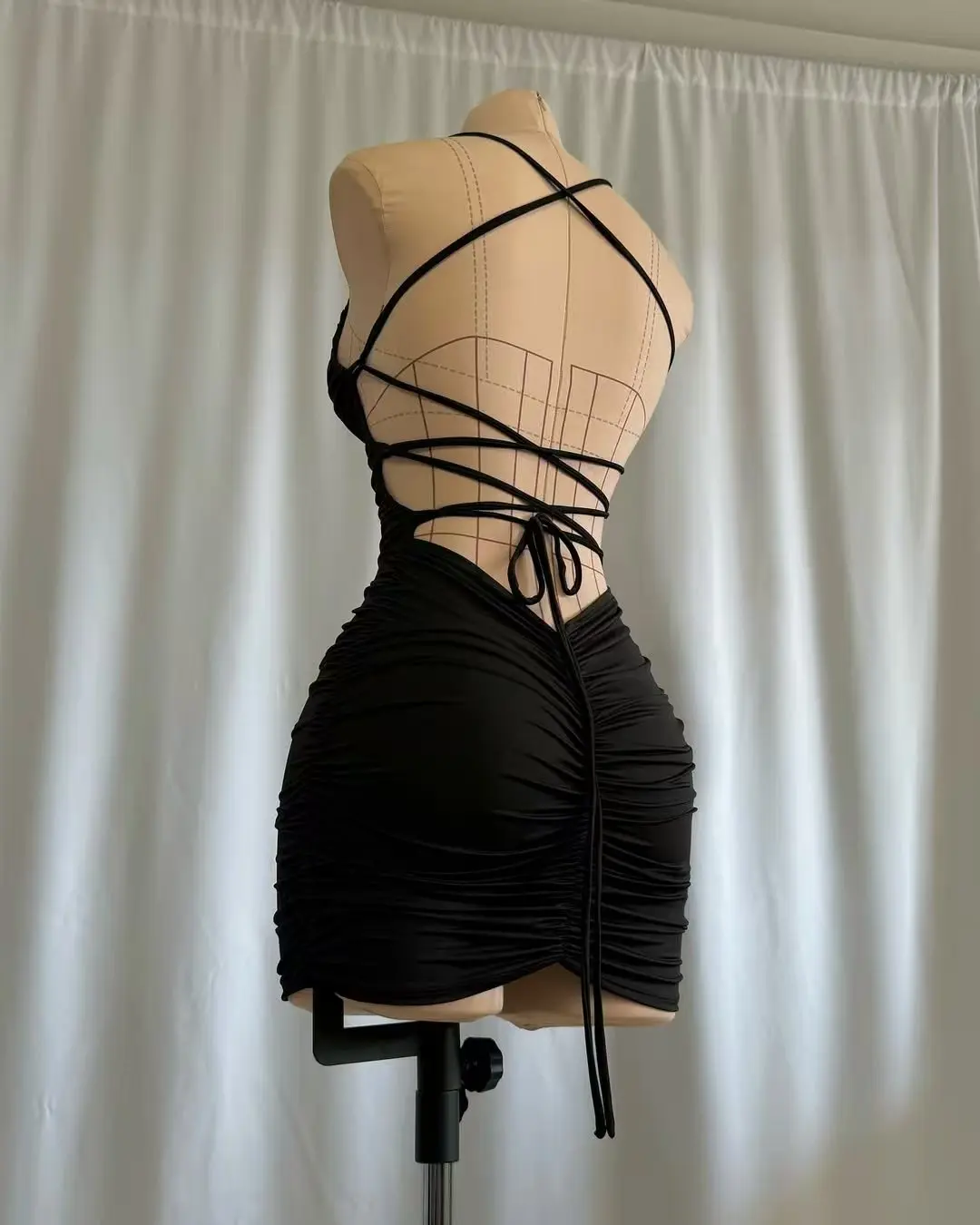 2025년 여름, 섹시하고 핫한 소녀의 힙을 감싸는 백리스 홀터 미니 스커트