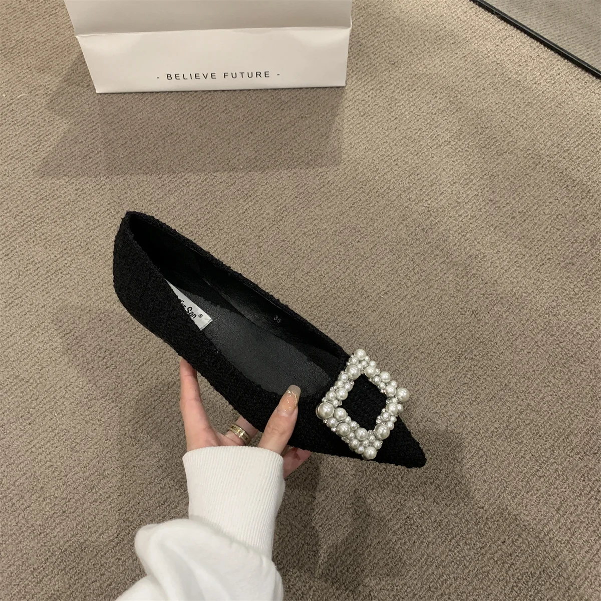 2025 الربيع والخريف جديد عصري وأشار حجم كبير حذاء مسطح اللؤلؤ مربع مشبك أسود صغير الحجم أحذية نسائية عادية #5