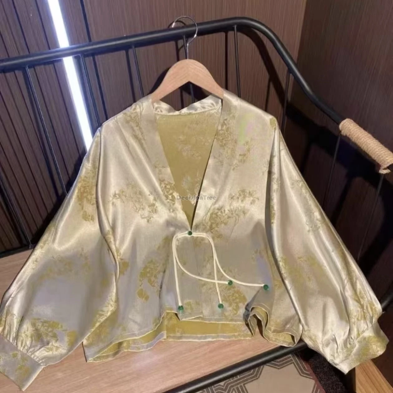 

2024 весна и осень, новое улучшенное пальто в китайском стиле с длинными рукавами и v-образным вырезом, свободное жаккардовое атласное пальто в стиле ретро, женский повседневный костюм Тан, топ