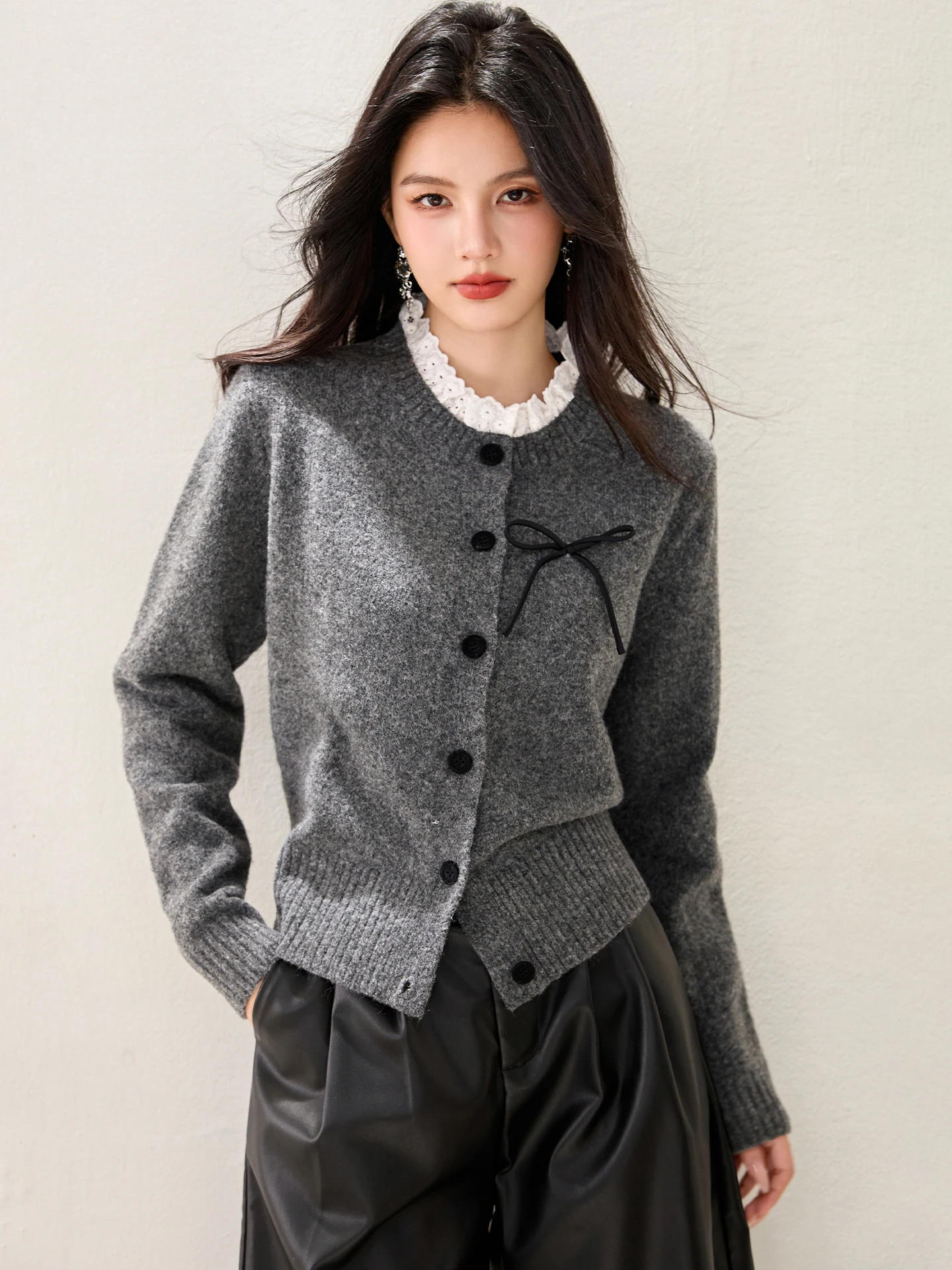 سترة رمادية مقسمة كلاسيكية للنساء في الخريف والشتاء، سترة علوية محبوكة أنيقة برقبة دائرية وأزرار