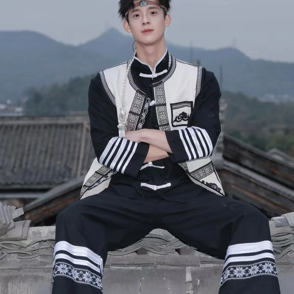 

2026 Men's Hmong Costume National Style Ethnic Minority Li Clothing Classic Vintage Groom Unifoms Carnival Event Male Suits