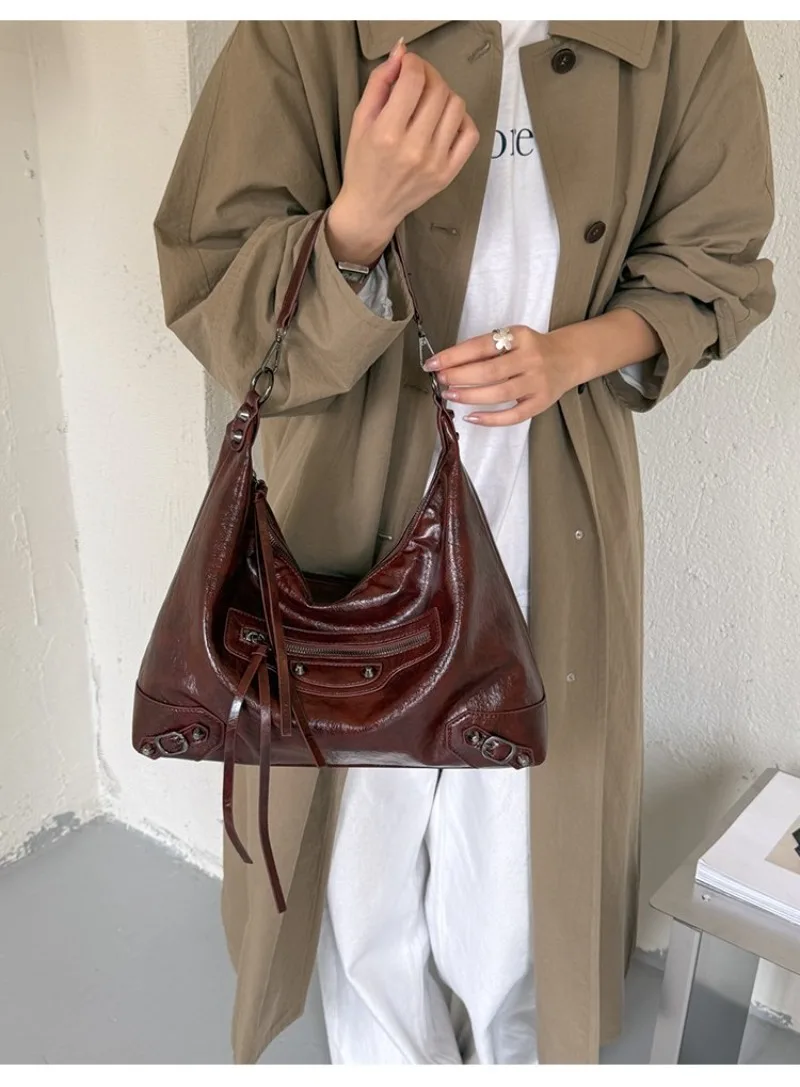 CEEKAY Damen Hobo-Tasche, Schwarz, Glänzendes PU-Leder, Große Schulterhandtasche mit Reißverschluss-Detail, für den täglichen Arbeitsweg, Casual, Minimalistisch – Detail 9