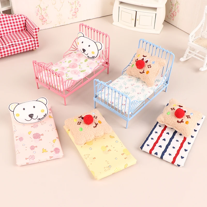 Casa de muñecas en miniatura, cama europea de hierro con colchón, oso, almohada, muebles, decoración de dormitorio, juguetes, accesorios de casa de muñecas, 1 Juego, 1:12