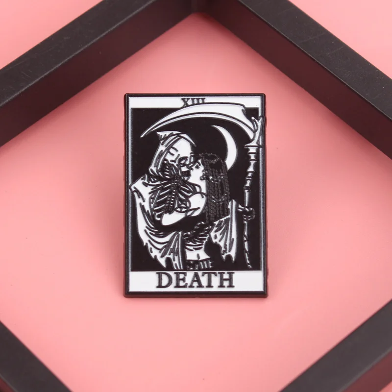 Death's Gothic Embrace – Obsidian-Tarot-Brosche mit Mondlicht-Sense und XIII Omen – Detail 3