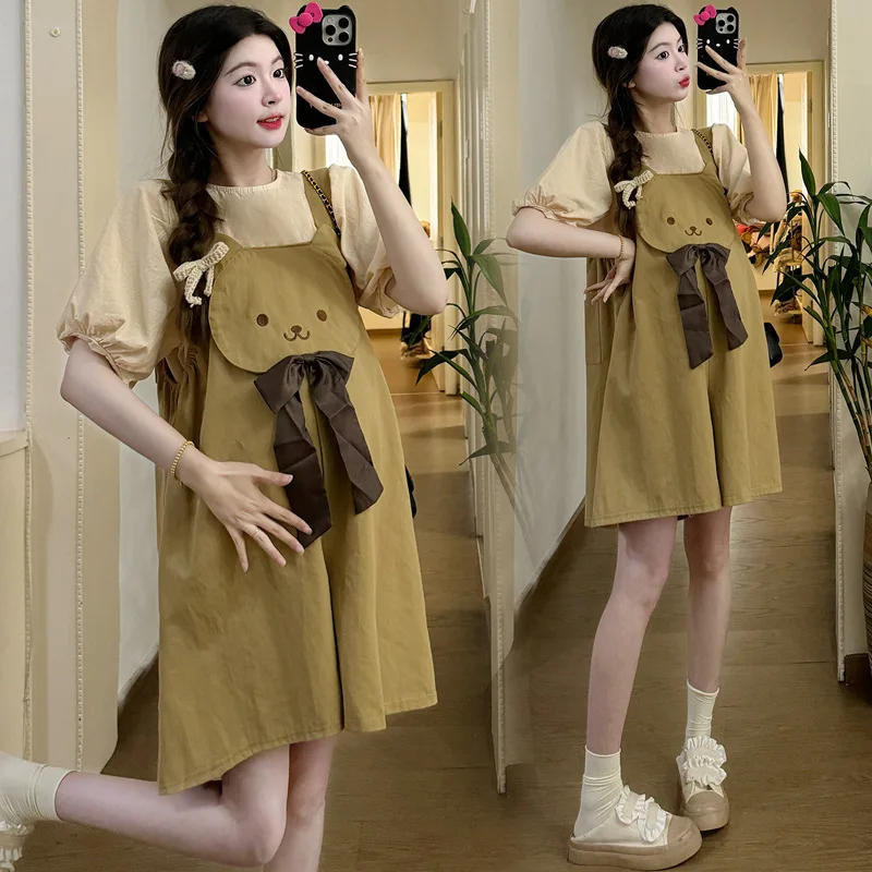 2025 Traje de maternidad de estilo japonés: conjunto de monos bordados de oso lindo para mujeres embarazadas, pantalones cortos sueltos y adelgazantes de verano