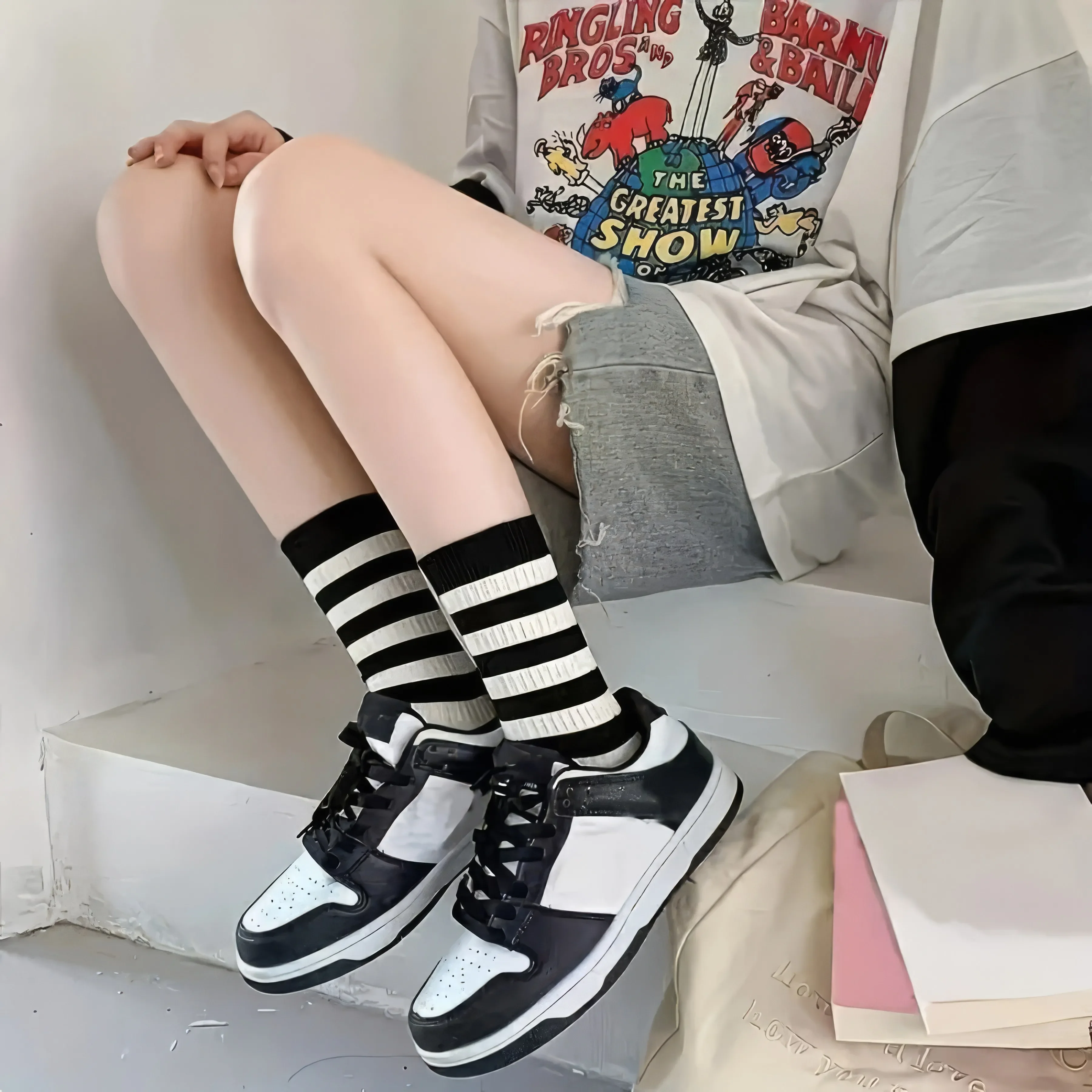 

5 Pairs of Black and White Striped and R-letter Socks, Comfortable and Casual, Suitable for Casual Clothing and Shoes